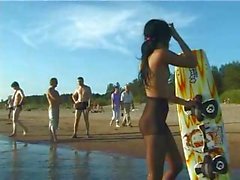 Откровенный обнаженном нудистов подросток стыковой на общественном пляже