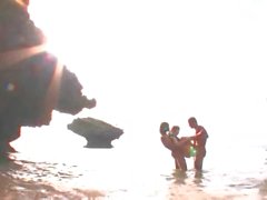 Groupe de trois personnes bite à sucer de plage
