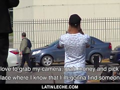 LatinLeche - Un goujon tatoué baise un garçon latino sexy à l'extérieur