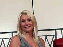 Busty blonde ratsastaa kallioon vankka pecker