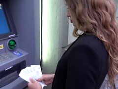 Onun için ATM'den para çektim ve sonra onu becerdim