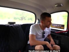 Femme faux taxi billie star baise un gars néerlandais