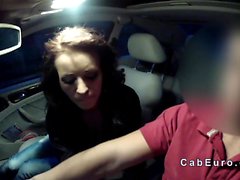 Водитель такси трахает секси брюнетка пупсик в своем автомобиле
