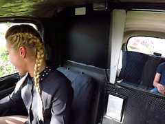 Женщина Поддельный такси Возбужденный блондинка водитель Вишневый поцелуй