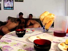 Increíble escena de sexo de grupo gay hot gay en un almacén