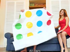 RIM4K. A el chico le gusta jugar a Twister pero sexo con la niña