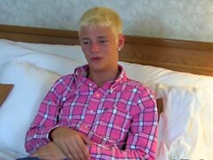 Jovem loira Twink Kyle Richerds se masturba depois da entrevista