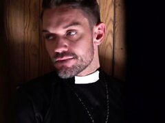 Католический мальчик Эдвард Terrant исповедуя грехи Priest