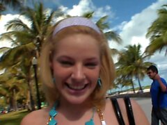 Skinny Student Teenie abholt am Strand im Feiertag