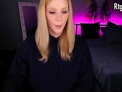 Skinny Russian Blonde Tgirl zieht ihren großen Schwanz in der Webcam aus