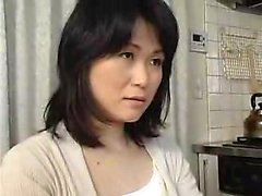 housewife Oriental Sexy avec de minuscules seins est dans le besoin d'un har