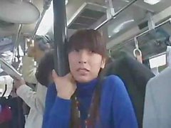 Menina japonesa está montando no ônibus e fica uma merda upskirt