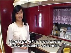 Asiatisk attraktiv hemmafru kör i hennes fitta i orgasmen i th