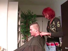 Junge Azubi Friseurin fickt mit Kunden fuer Extra Trinkgeld