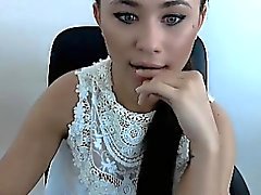 Sorprendente brunette rivela le sue gambe sexy del e la sensualità tocco