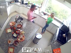 SPYFAM steg syster Knullad i kök på Thanksgiving