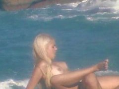 Blonde de étonnante défoncer en bord de plage