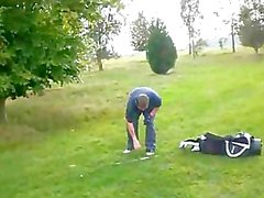 Dosdoğru Golfçü Golf Sahası Buddy için elinden ZOR musluğunu Gösteri . Güzeldi bir horoz !