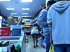 Femme sombres clignotant au public En dans un magasin