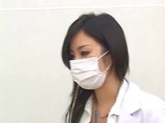 güzel Japon doktor sansür emmek için cerrahi maske çıkartıyor