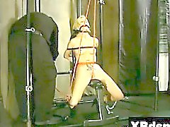 Wilder Küken des Extrem Bondage Sex