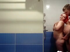 Kalın bir melek ile sıcak banyo seks