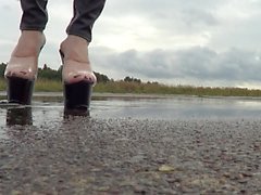 des pieds mouillés et les décapants humides hauts talons