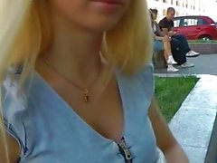 Sexy Blonde Europa zu blinken ihr solchen Boobs in den öffentlichen