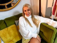 Süßer blonde Teen -Solo -Orgasmus