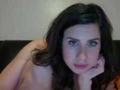 Big Tits Brunette con l' nippli trafitti su di webcam nel