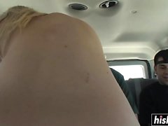 Duas putas são fodidas em uma van