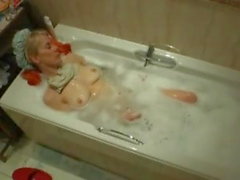 XH tante Hillary joue toujours dans le bain!