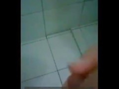 Женщина в ванной с удовольствием садомазо