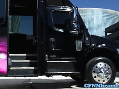 CFNM babes Cockriding auf Party-Limo-Bus