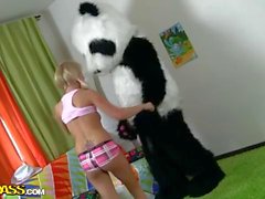 Stygga flicka spelar upp med stora leksaker porn