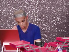 Miz Cracker mostra il suo Drag Queen Makeup