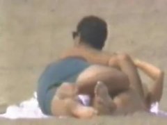 Pareja nudista teniendo sexo en la playa Es Trenc Mallroca