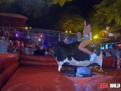 Nakna Sluts Bull Riding på Flash Fest 2018 Wild and Out of Control