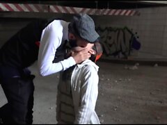 Bandido árabe Kad coloca o esperma no rosto de um fundo obediente Chri