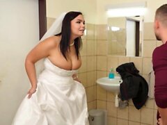 Ação da noiva no vestido de noiva e estranho