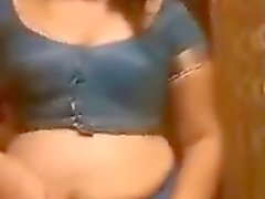 Saritha visa henne booby för i snäv blus