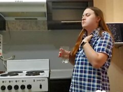 Nena cachonda masturbándose en la cocina para ti