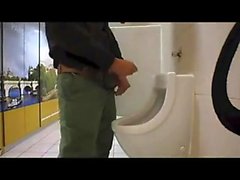erstaunliche Kerl Kreuzen in der öffentlichen Toilette