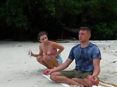 La meditación en la playa terminó con una mamada