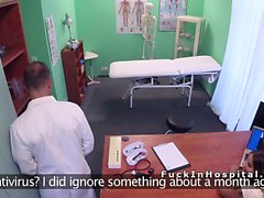 Paciente con fuerza monta médicos polla en la oficina
