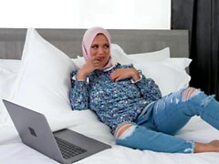 Mein Hijab Milf -Nachbar möchte die amerikanische Kultur probieren