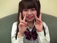 Japansk tonåring i skoluniform skymde i hennes håriga quim
