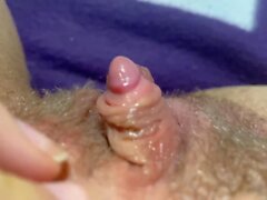 "énorme clitoris saccadant et frottant l'orgasme dans extrême gros plan POV HD '