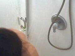 Stepmom giapponese calda spiata sotto la doccia