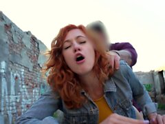 Agente pubblico sexy redhead waitress succhia cazzo